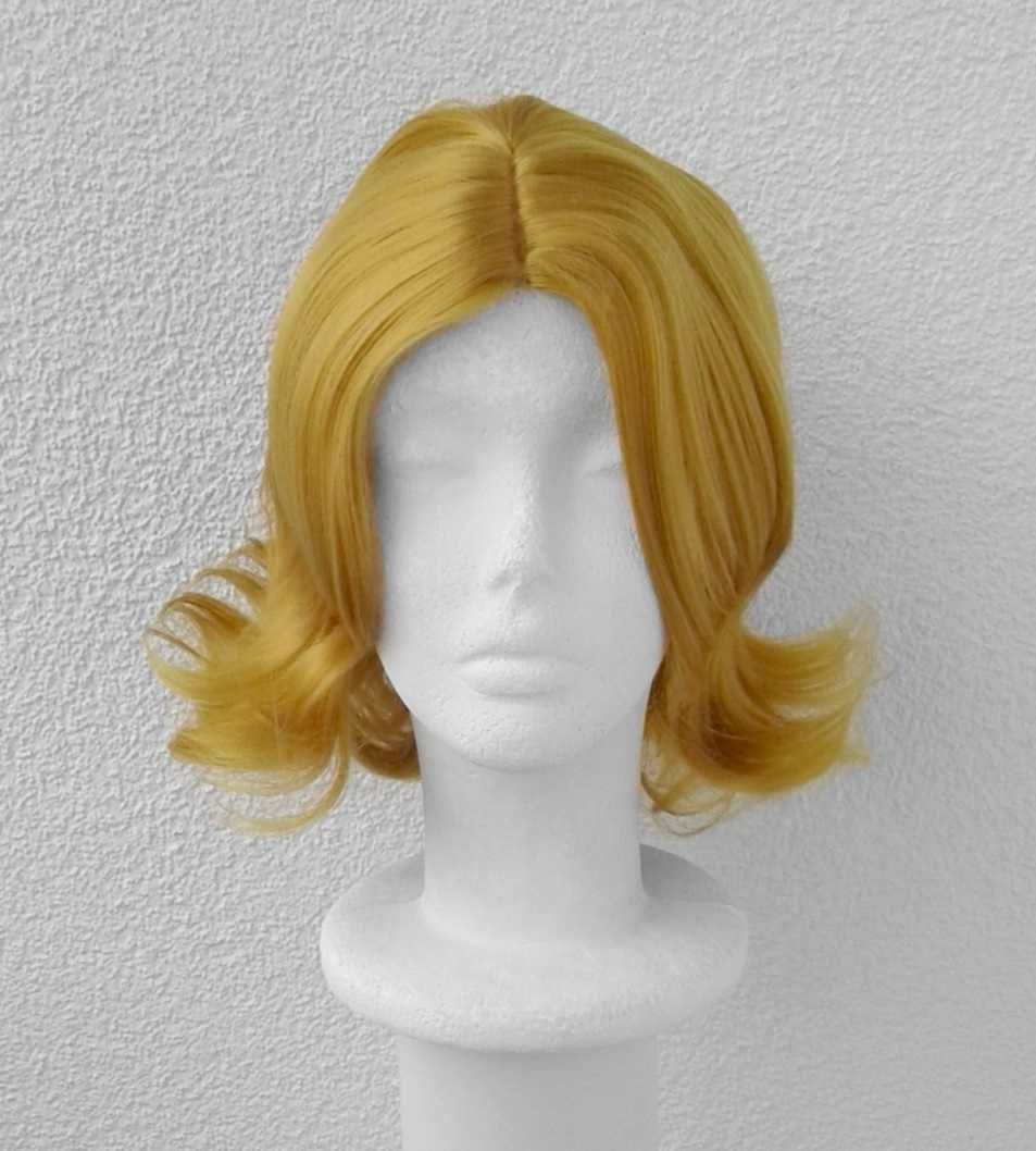 Żółta złota krótka peruka z przedziałkiem falowana cosplay wig