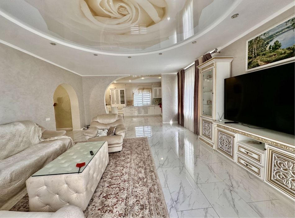 Шикарний маєток Вашої мрії з басейном та ландшафтним дизайном