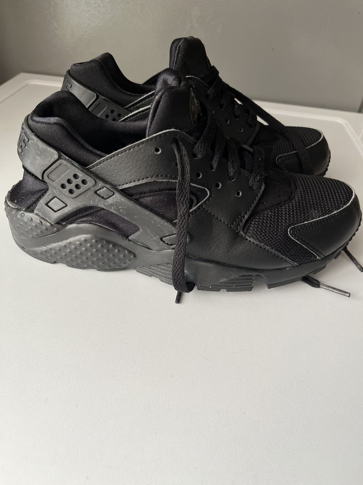 Продам кросівки оригінал Nike Huarache Black,розмір 37.5
