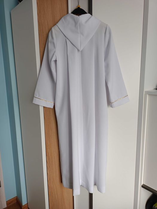 Alba chłopięca rozm. 152 z kapturem, kołnierzem i złotymi dodatkami