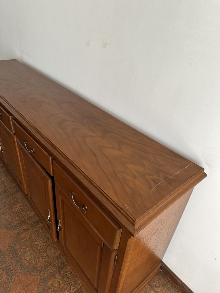 Mobília de sala em madeira (Mesa, armário, cadeiras)
