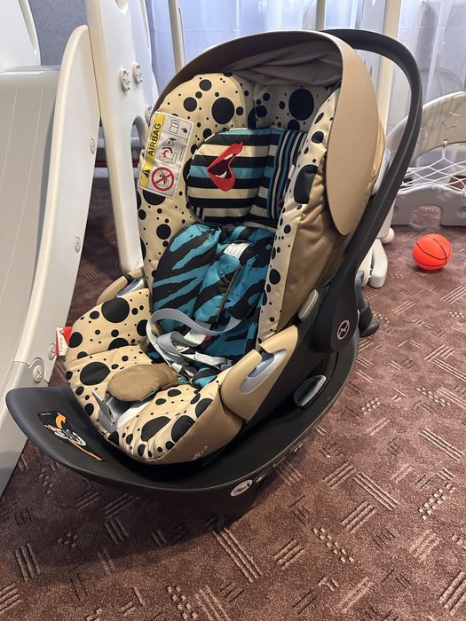 Автокрісло Cybex з базою Cloud T i-Size by Karolina Kurkova