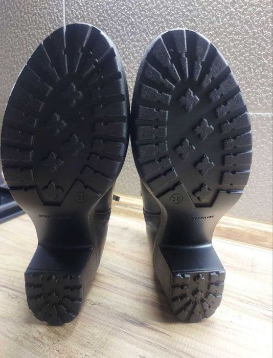 Продам черные ботинки Jenny Fairy