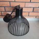 Czarna lampa metalowa wisząca