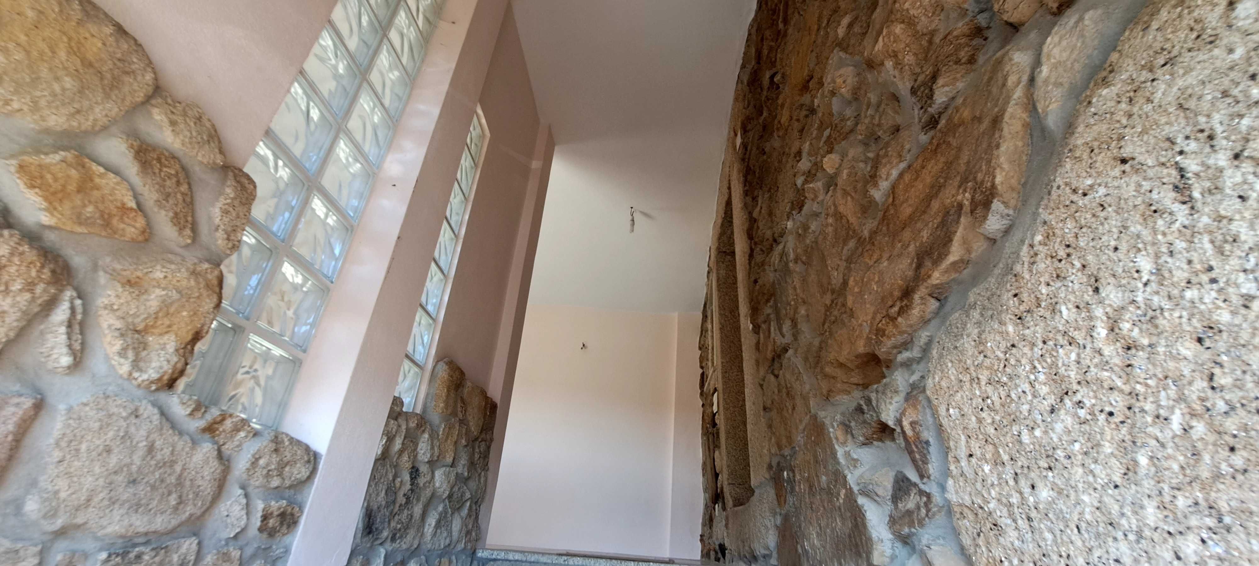 Casa em reconstrução, bem localizada na aldeia a 5 min do Sátão.