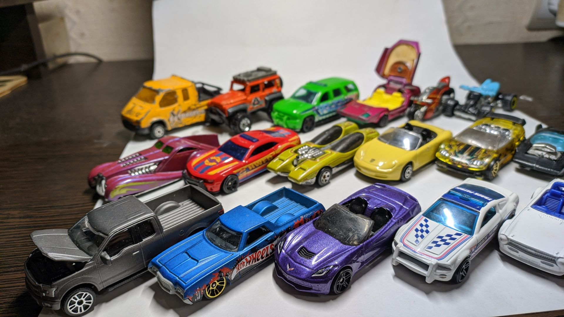 Машинки модели hot wheels matchbox majorette maisto