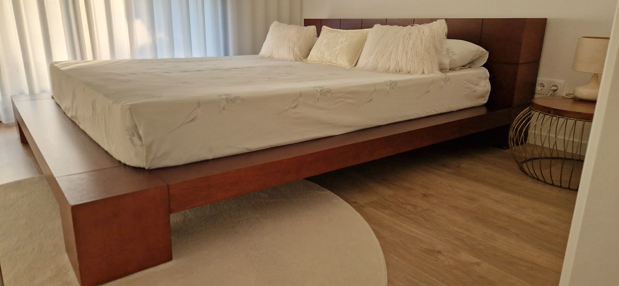 Cama de casal em bom estado