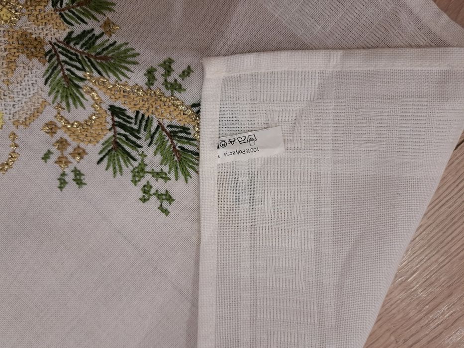 *Piękny haftowany obrus świąteczny.