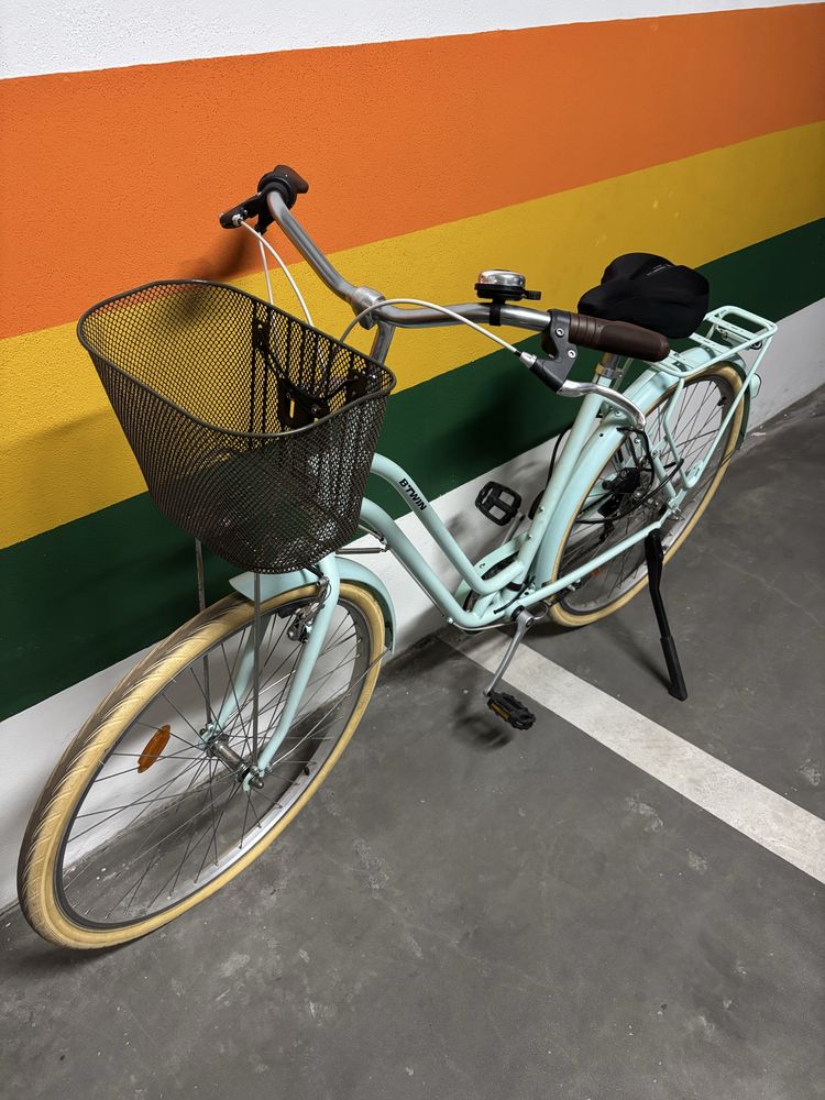 Bicicleta com cesto e mudanças