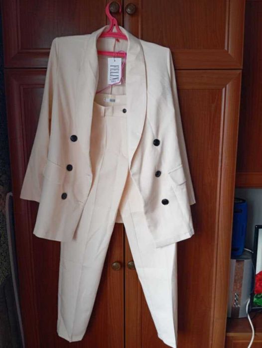 Продам новий костюм