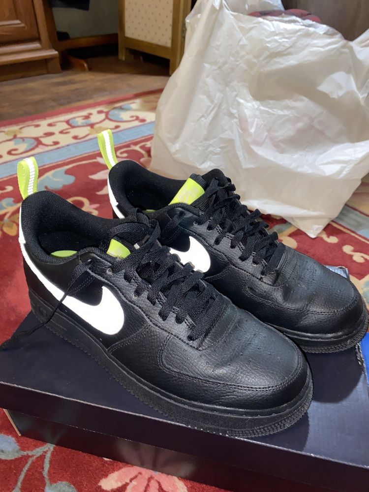 NIKE AIR FORCE 1 LOW black/volt