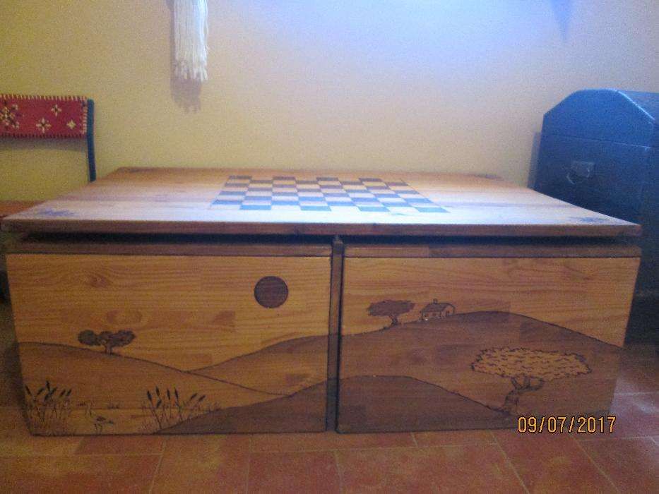 Mesa de jogo para sala, em pinho piro-gravada e 4 bancos