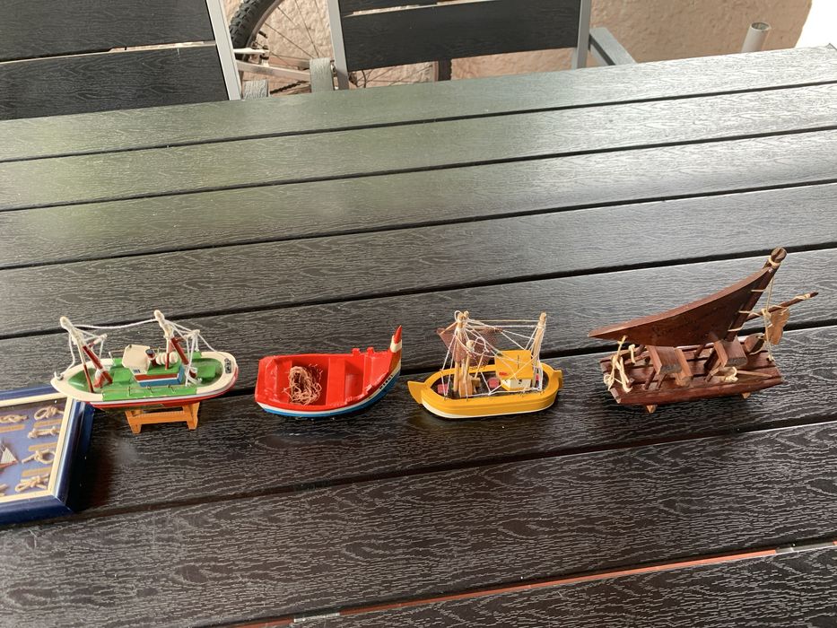 Varios barcos de decoraçao em madeira