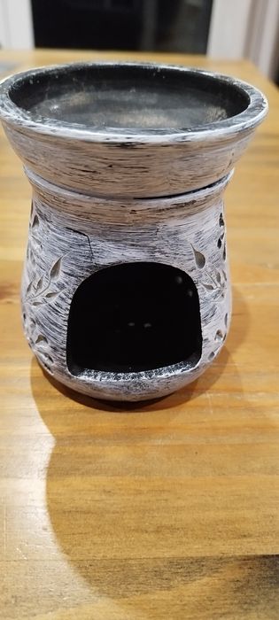 Ceramiczny kominek na olejki zapachowe.