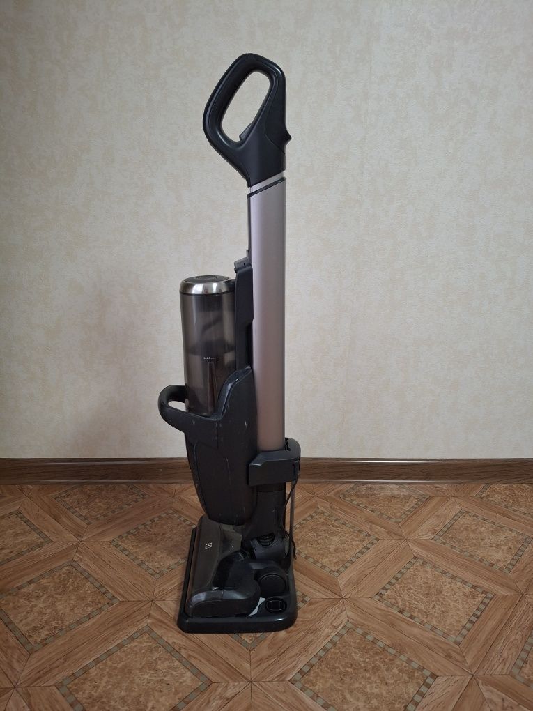 Аккумуляторный пылесос швабра Electrolux PF9