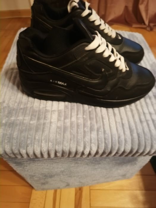 Czarne buty sportowe