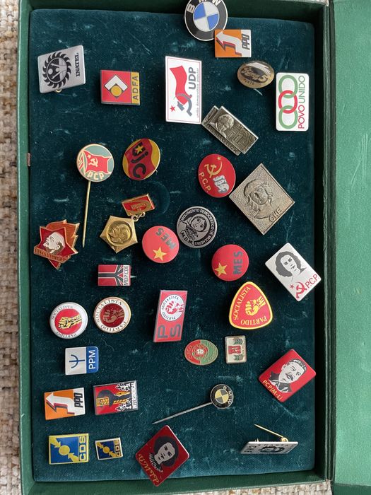 Colecção de Alfinetes ou crachas/ emblemas politicos antigos