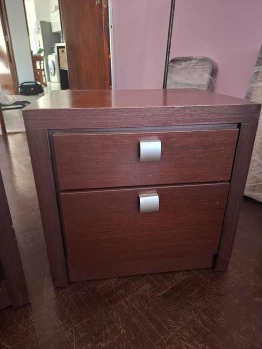 Par de mesas de cabeceira em madeira — 2 gavetas — ótimo estado”