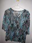 Blusa estampada em tons de azul e preto C&A para desocupar