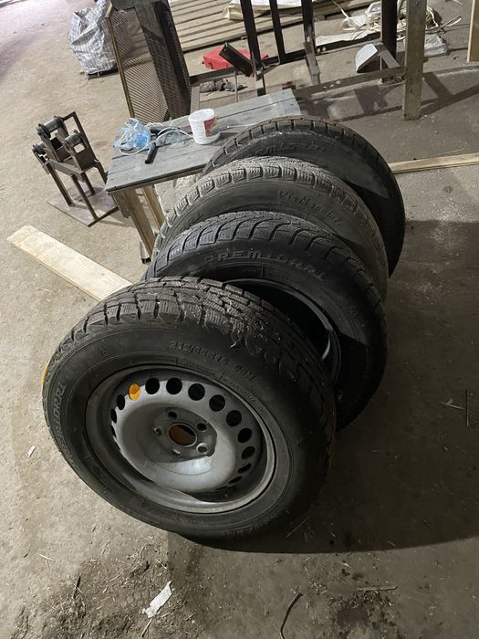 Продам колеса зимові преміорі 215 65 р 16 до т 5