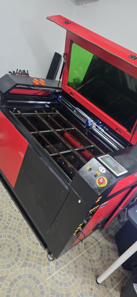 Maquina de corte  e  Gravação  a Laser CO2  + extras100w .
