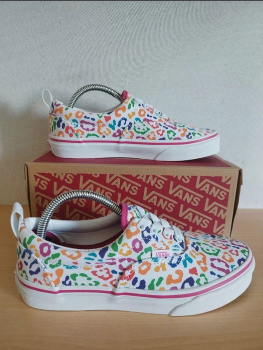 Vans Rainbow Tamanho 35 novos nunca usados, sem a caixa original.
