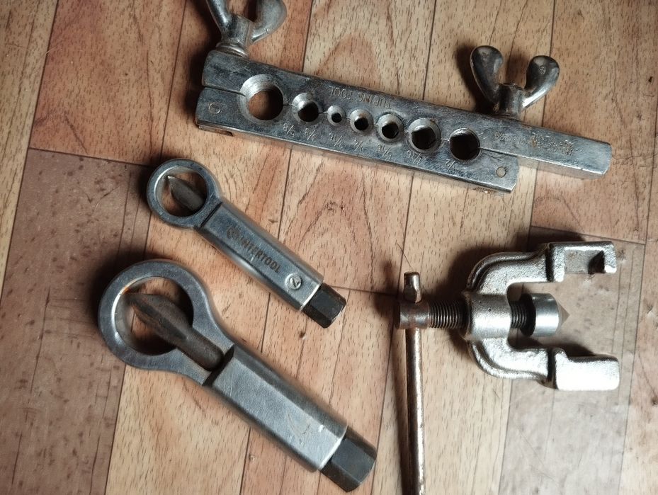 Продам инструмент для развальцовки труб и гайкорез.