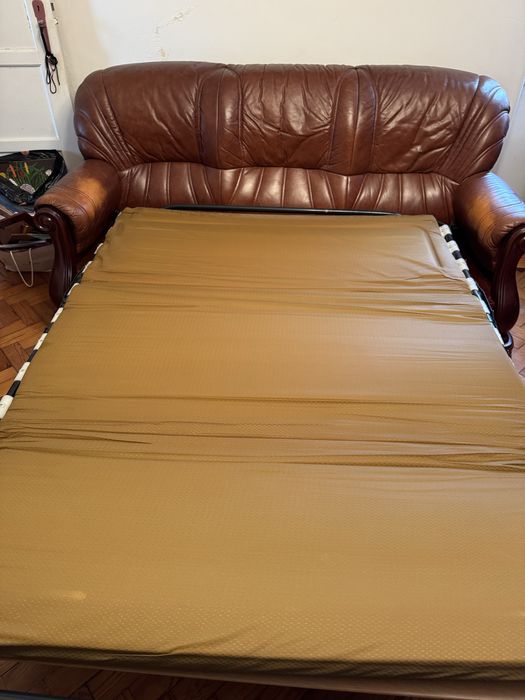 Sofá cama em pele e mogno