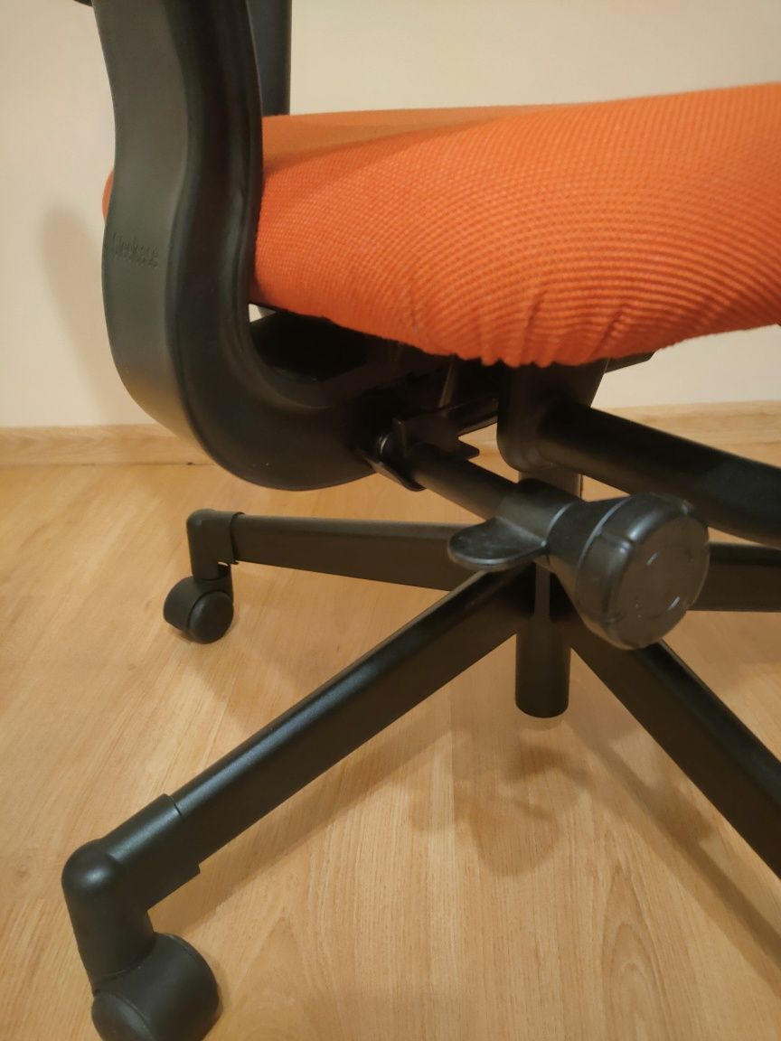 Krzesło biurowe gamingowe obrotowe Steelcase Let's B