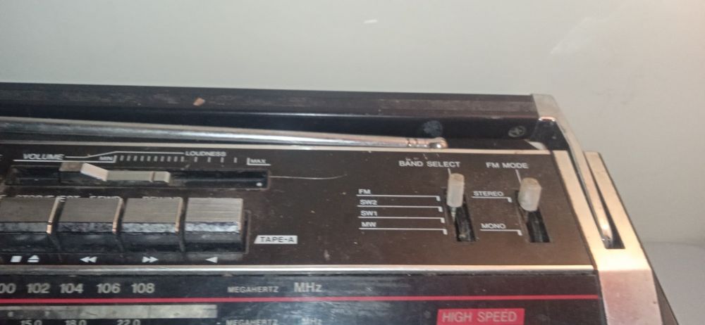 Magnetofon na kasety z radiem