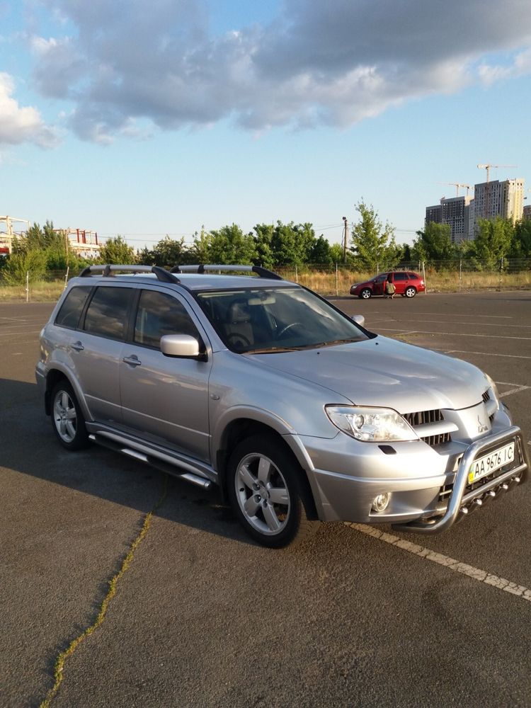 Продам (терміново)власний автомобіль Mitsubishi Outlander