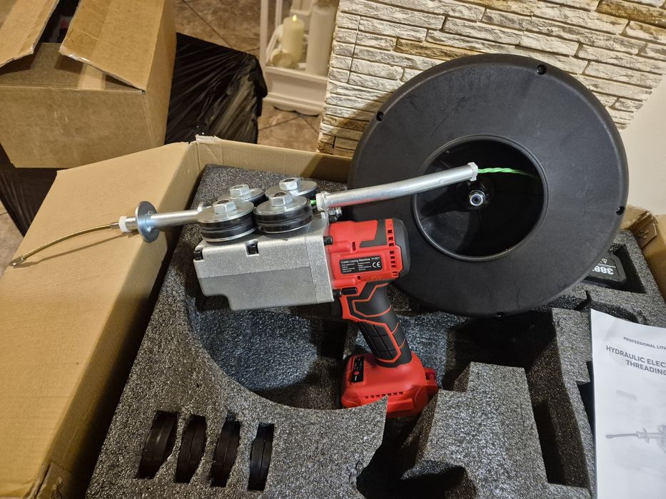 Bezprzewodowy elektryczny przeciągacz do kabli,