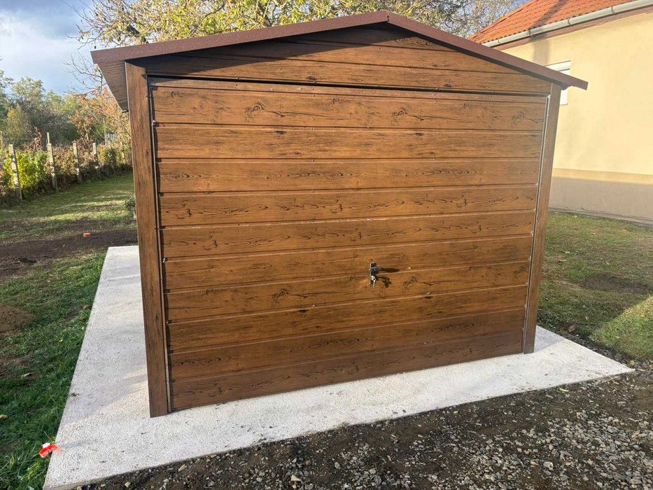 Garaż blaszany 3x5 drewnopodobny dach dwuspadowy brama uchylna obróbki