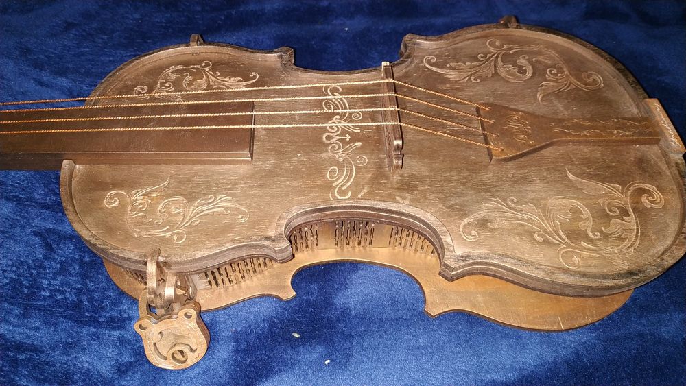 Скрипка - шкатулка продам ,ручной работы.