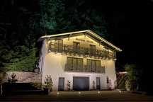 “Modern House” Здається сучасний будинок