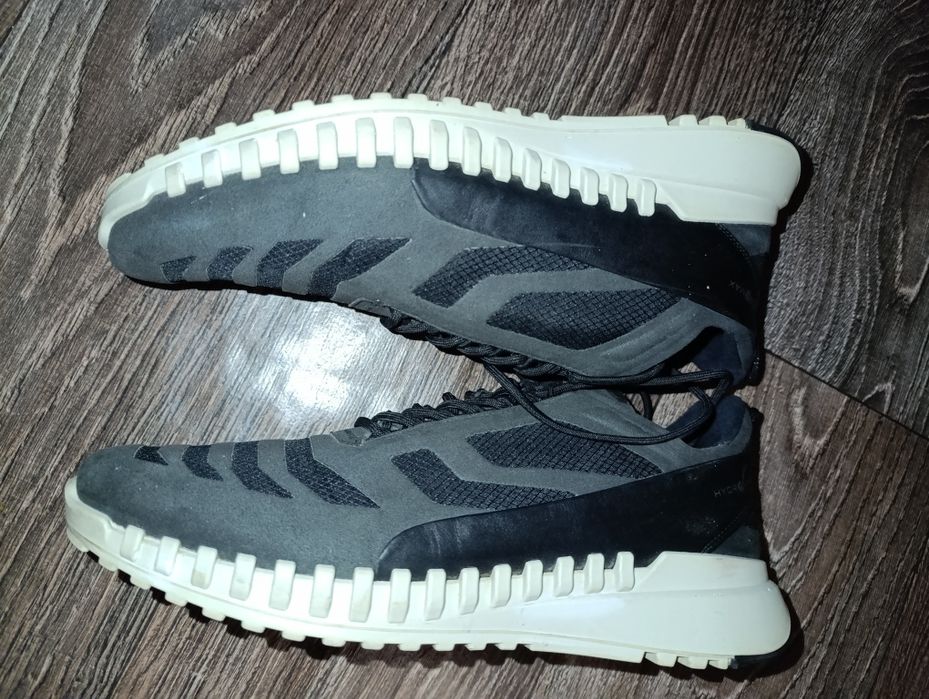 Кросівки , мокасіни, кеди.