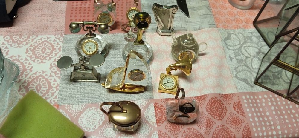 Miniaturas de relógios em cristal ,e metal