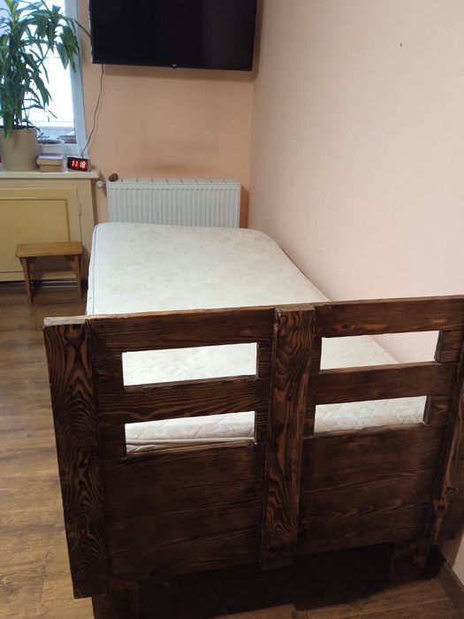 Дерев’яне ліжко з тумбою