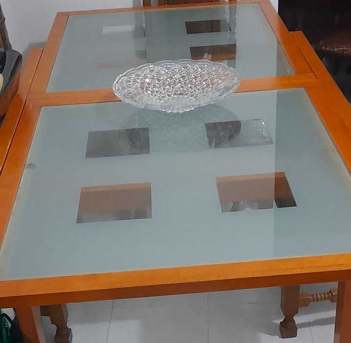 Vendo mesa + cama solteiro de ferro,enquanto ver anúncio está ativo