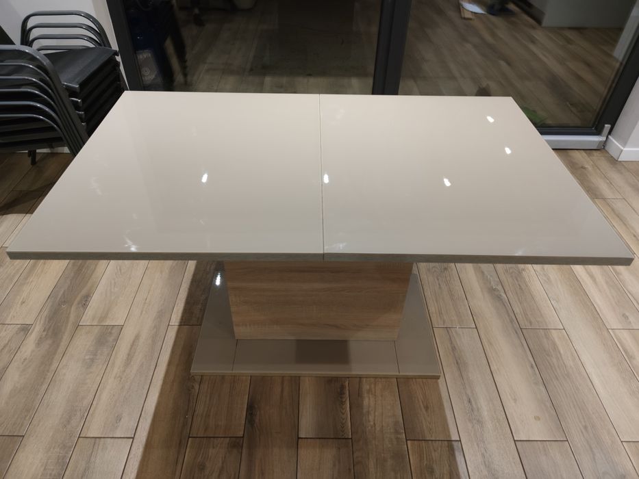 Stół rozkładany ze szkłem