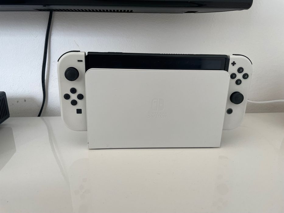 Nintendo Switch OLED + 2 Jogos
