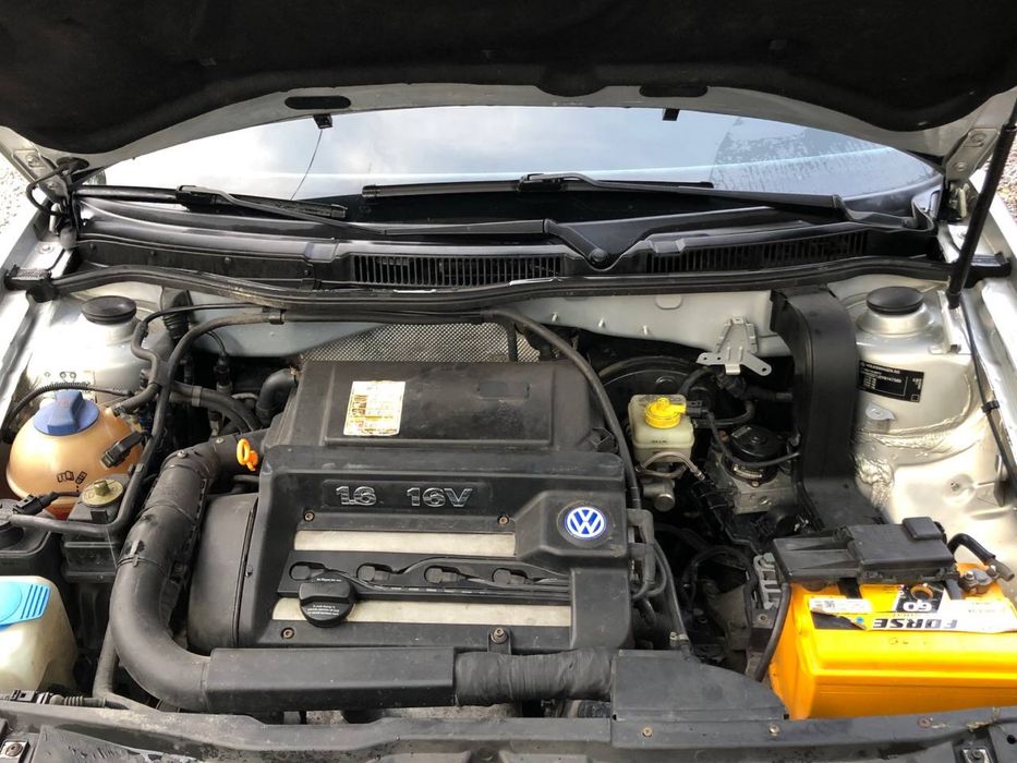 Volkswagen Golf 2000г 1.6 бенз.