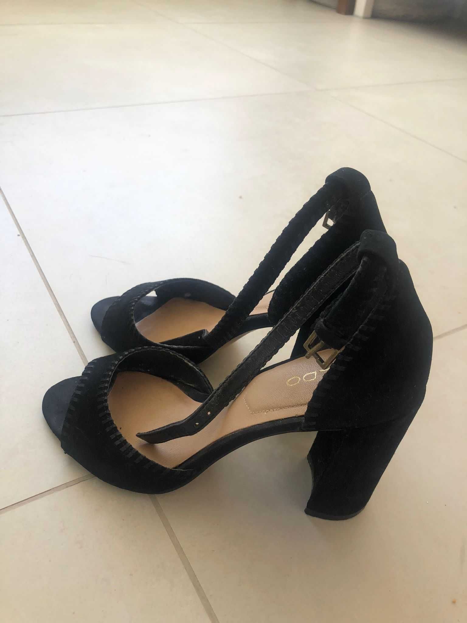 Sapatos pretos de salto alto (9cm). De camurça e da marca Aldo, n° 36.