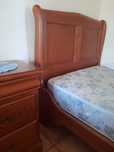 Conjunto de 2 camas de solteiro + mesa cabeceira