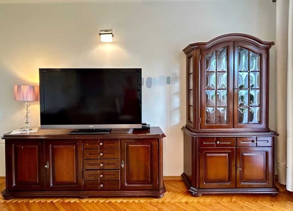 Drewniana szafka pod telewizor/kredens w kolorze orzecha