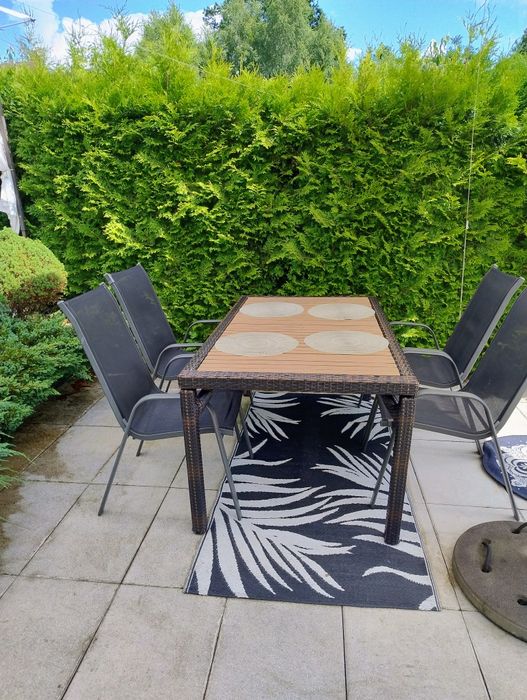 Stół plus 4 krzesła zestaw