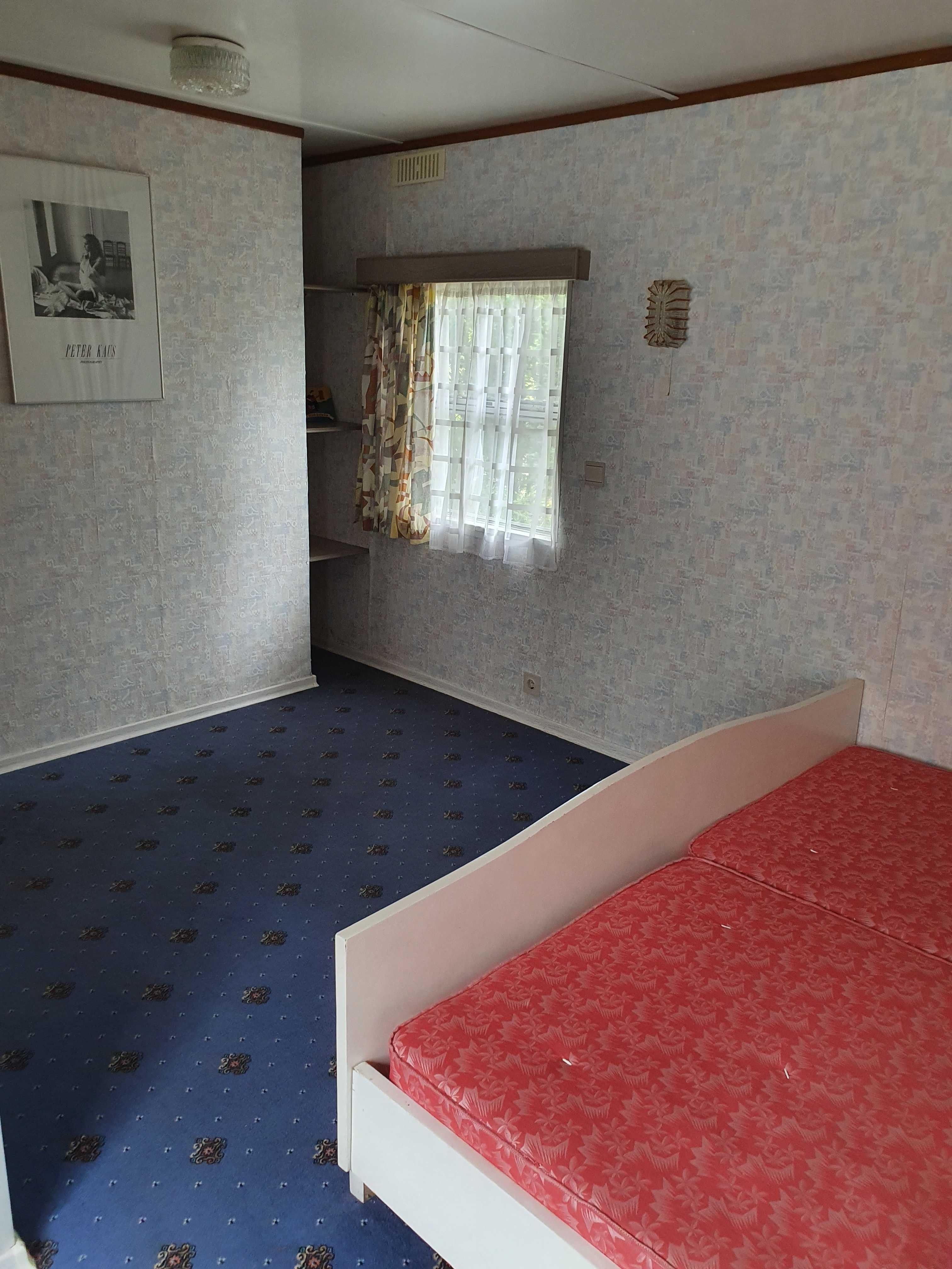 Domek nad jeziorem wśród lasów