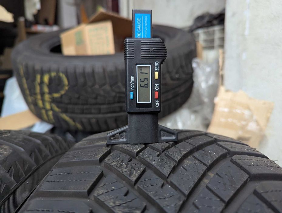 Зима 215/60R17 пара Yokohama BluEarth Winter V906 suv, ~6,5mm, 2023рік