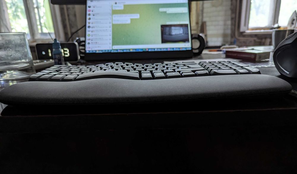 Компактная эргономичная беспроводная клавиатура Logitech Wave Keys