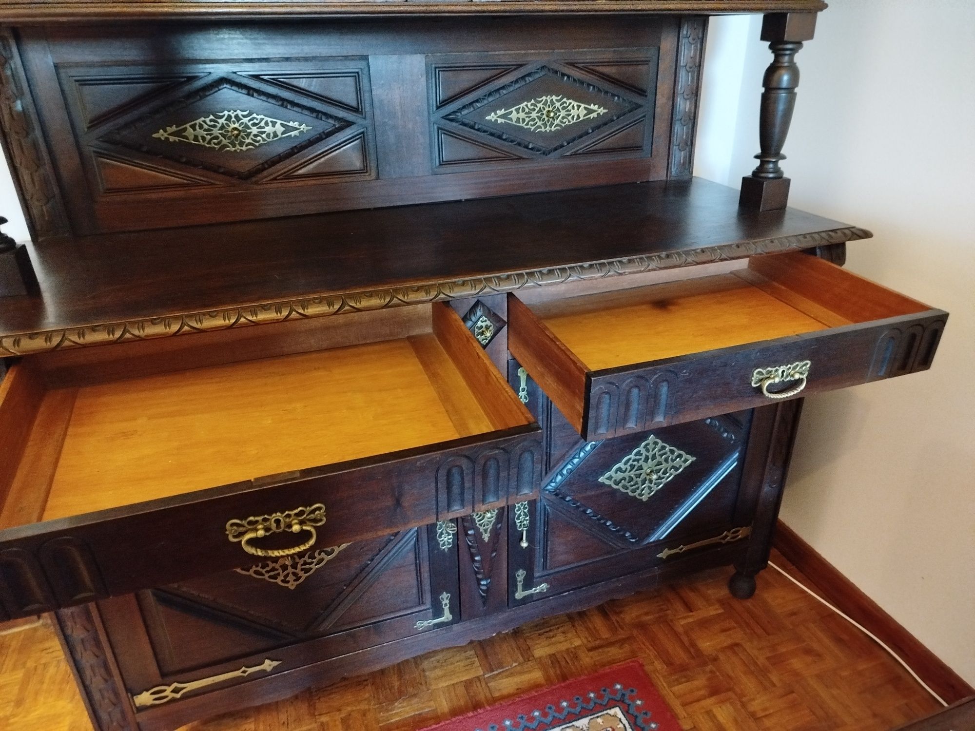 Lindo Móvel Estilo Holandês com cristaleira